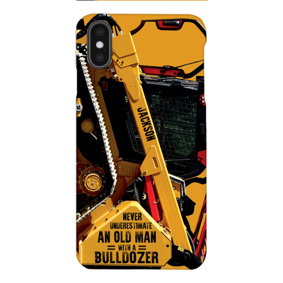 PERSONALIZED NEVER UNDERESTIMATE AN OLD MAN WITH A BULLDOZER PHONECASE QTDT2903