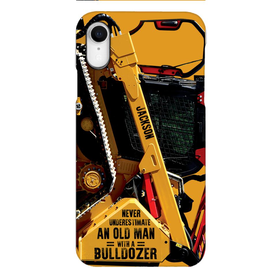 PERSONALIZED NEVER UNDERESTIMATE AN OLD MAN WITH A BULLDOZER PHONECASE QTDT2903