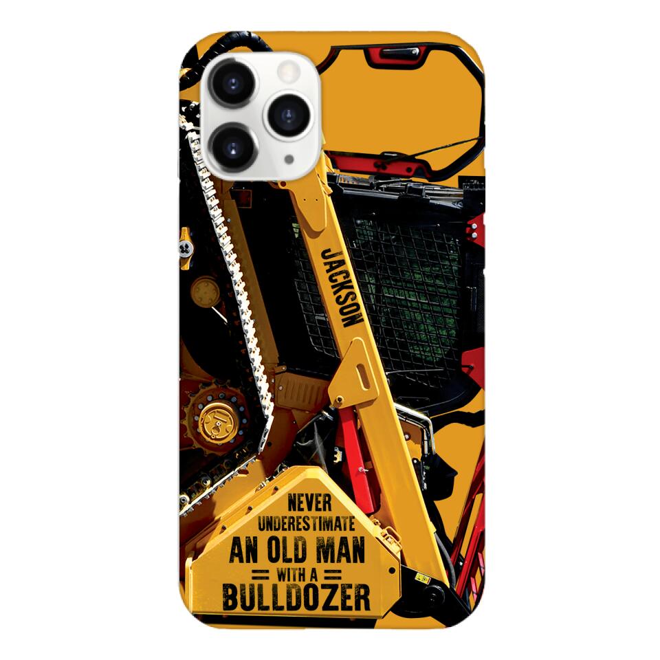 PERSONALIZED NEVER UNDERESTIMATE AN OLD MAN WITH A BULLDOZER PHONECASE QTDT2903