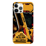 PERSONALIZED NEVER UNDERESTIMATE AN OLD MAN WITH A BULLDOZER PHONECASE QTDT2903
