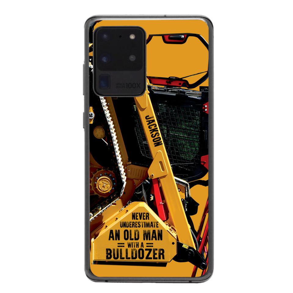 PERSONALIZED NEVER UNDERESTIMATE AN OLD MAN WITH A BULLDOZER PHONECASE QTDT2903