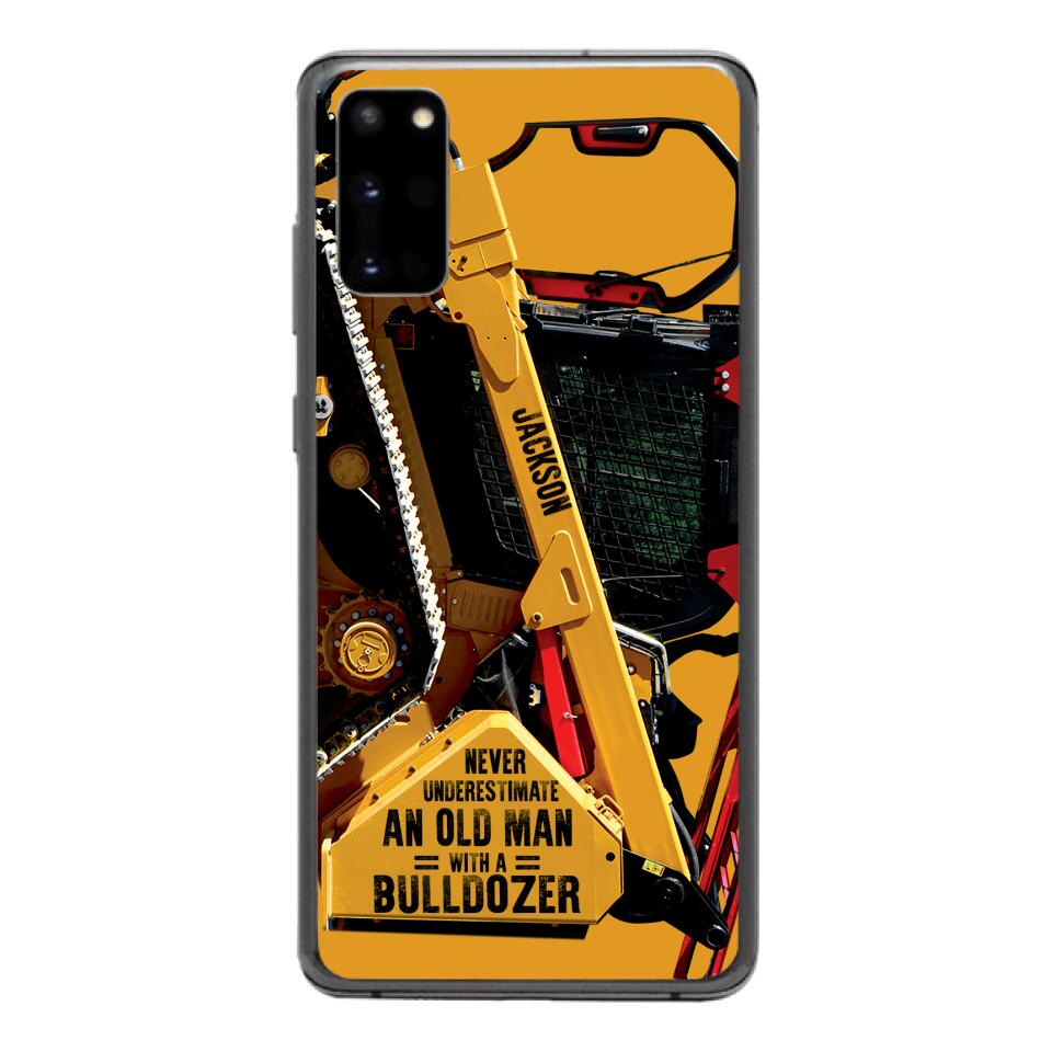 PERSONALIZED NEVER UNDERESTIMATE AN OLD MAN WITH A BULLDOZER PHONECASE QTDT2903