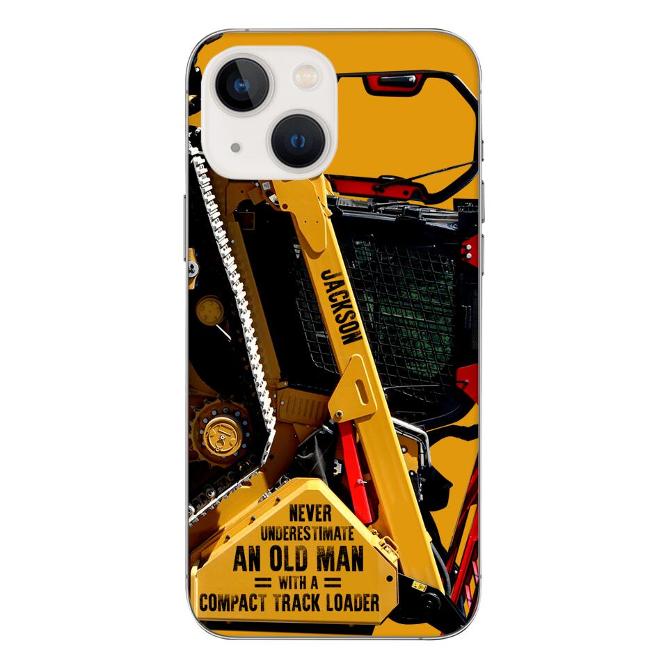 PERSONALIZED NEVER UNDERESTIMATE AN OLD MAN WITH A COMPACT TRACK LOADER PHONECASE QTDT2903