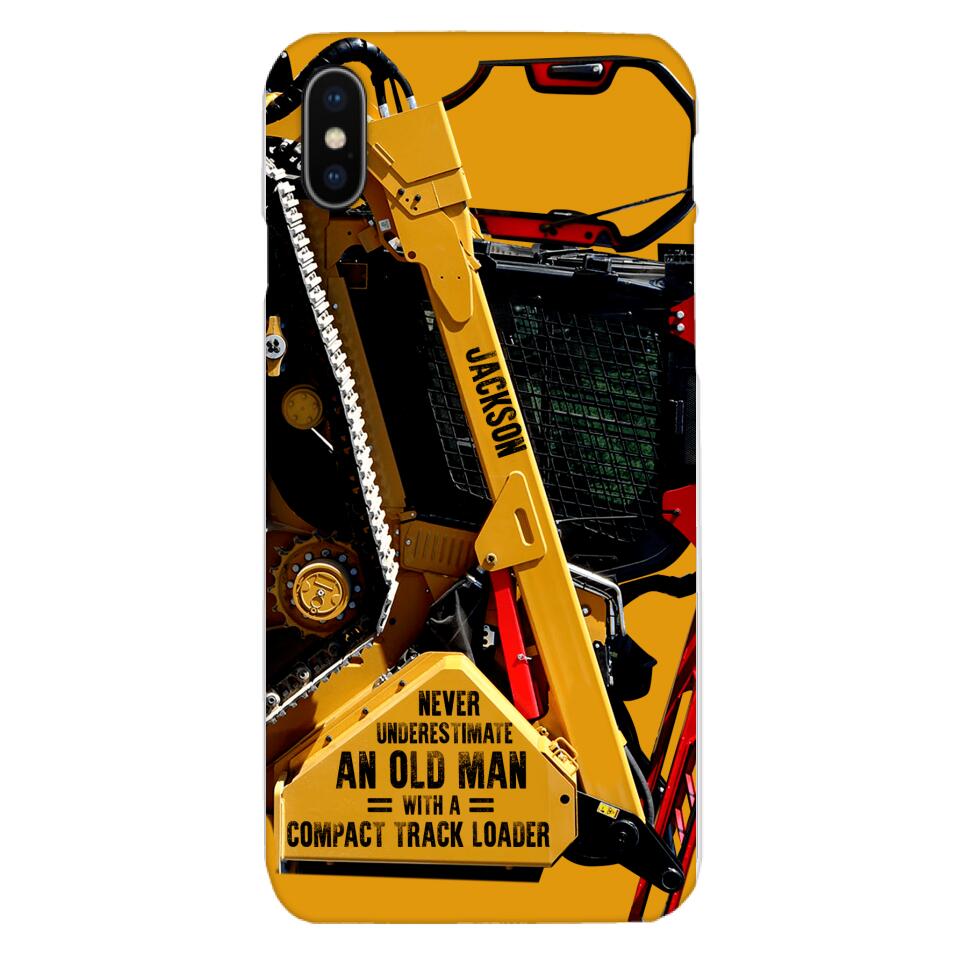 PERSONALIZED NEVER UNDERESTIMATE AN OLD MAN WITH A COMPACT TRACK LOADER PHONECASE QTDT2903