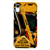 PERSONALIZED NEVER UNDERESTIMATE AN OLD MAN WITH A COMPACT TRACK LOADER PHONECASE QTDT2903