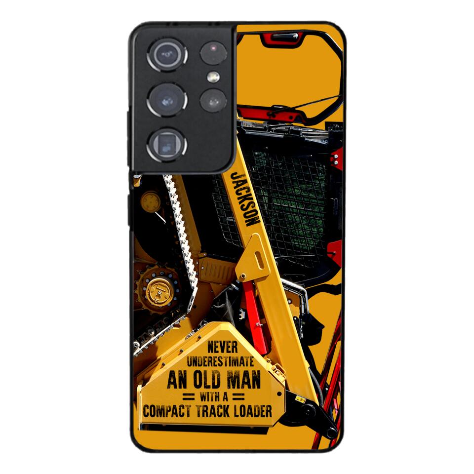 PERSONALIZED NEVER UNDERESTIMATE AN OLD MAN WITH A COMPACT TRACK LOADER PHONECASE QTDT2903