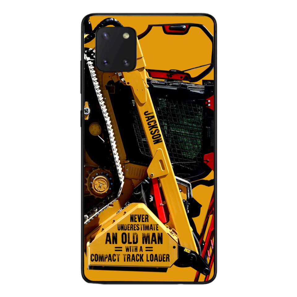 PERSONALIZED NEVER UNDERESTIMATE AN OLD MAN WITH A COMPACT TRACK LOADER PHONECASE QTDT2903