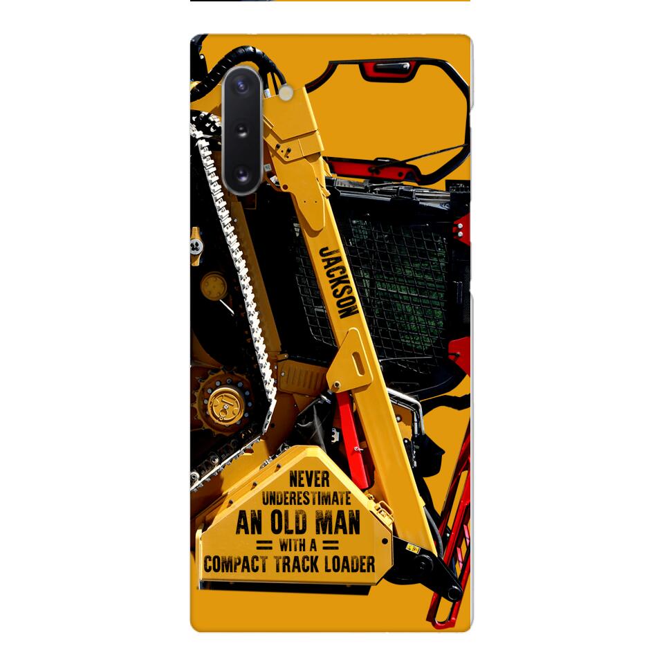 PERSONALIZED NEVER UNDERESTIMATE AN OLD MAN WITH A COMPACT TRACK LOADER PHONECASE QTDT2903