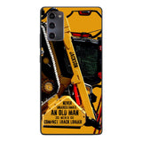 PERSONALIZED NEVER UNDERESTIMATE AN OLD MAN WITH A COMPACT TRACK LOADER PHONECASE QTDT2903