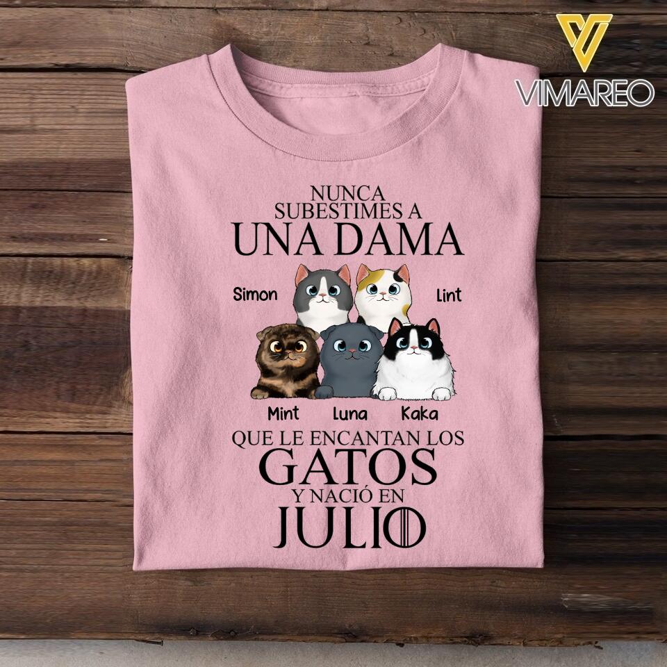 PERSONALIZED NUNCA SUBESTIMES A UNA DAMA QUE LE ENCANTAN LOS GATOS JULIO TSHIRT QTTQ0504