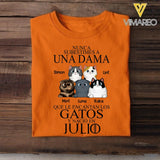 PERSONALIZED NUNCA SUBESTIMES A UNA DAMA QUE LE ENCANTAN LOS GATOS JULIO TSHIRT QTTQ0504