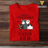 PERSONALIZED NUNCA SUBESTIMES A UNA DAMA QUE LE ENCANTAN LOS GATOS JULIO TSHIRT QTTQ0504